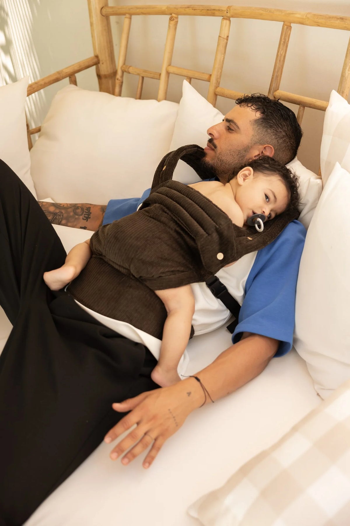 מנשא מובנה בד 100% כותנה (אריגת קורדרוי) - חום כהה אגוז בייבי בוס