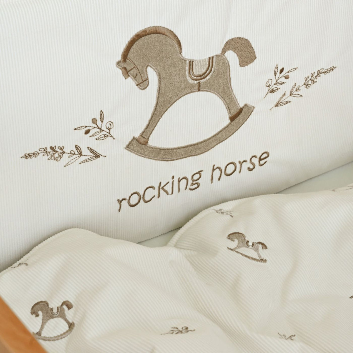 סט מצעים למיטת תינוק קורדרוי Rocking horse LAURA