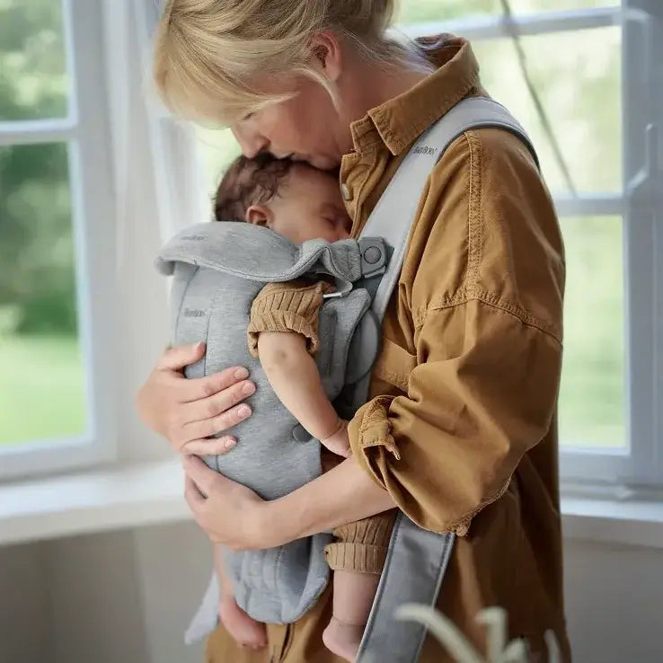 מנשא MINI גרסי אפור בהיר Baby bjorn