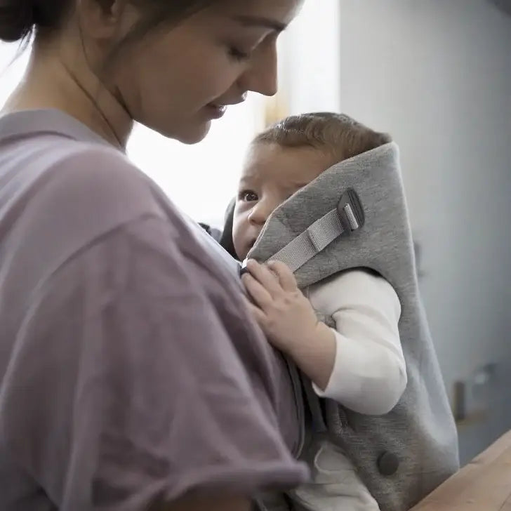 מנשא MINI גרסי אפור בהיר Baby bjorn