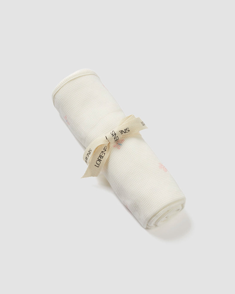 שמיכה גדולה מבד פיקה 100% כותנה 100x70 ס''מ מבית Lorens - צבע אופוויט עם איורי פרחים ופרפרים