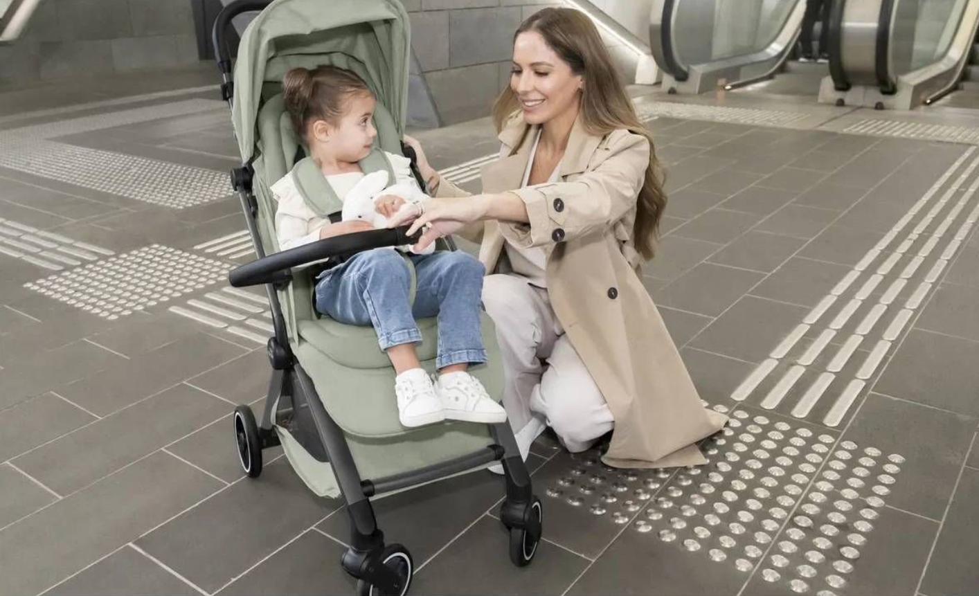 טיולון קומפקטי קיפול ביד אחת Britax Flylite - צבע בז'