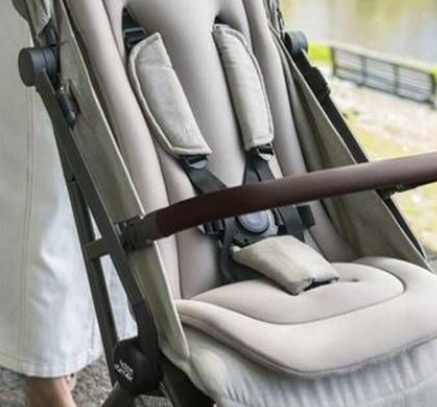 טיולון קומפקטי קיפול ביד אחת Britax Flylite - צבע שחור
