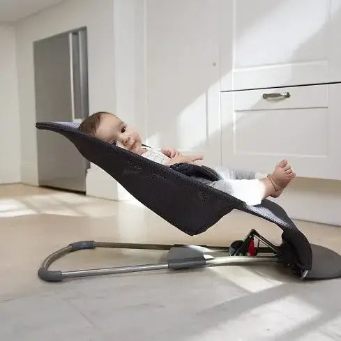 טרמפולינה לתינוק בליס אייר אפור כהה bliss mesh Baby bjorn