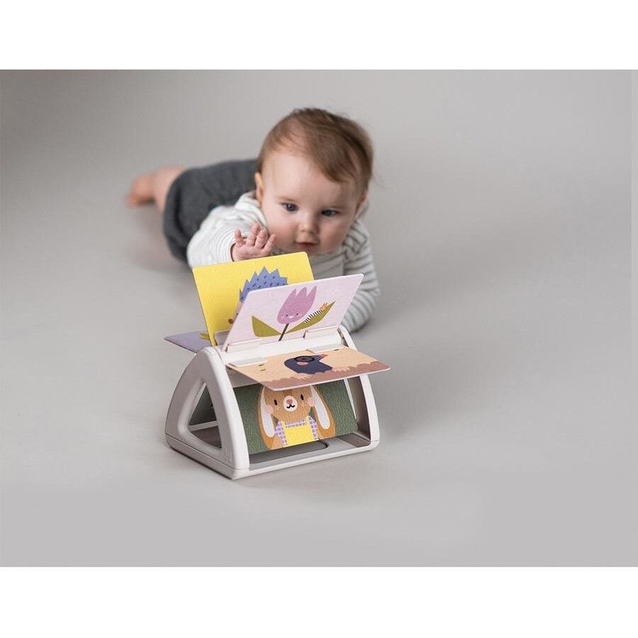 Taf Toys ספר מסתובב ומרשרש לעידוד השהייה על הבטן
