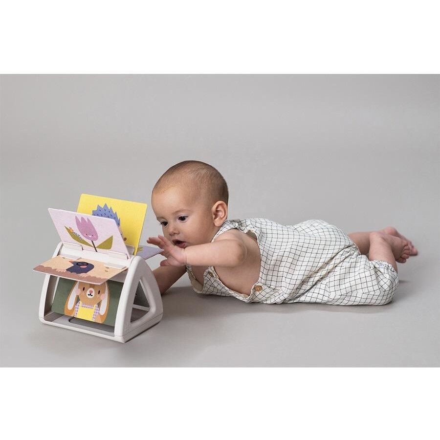 Taf Toys ספר מסתובב ומרשרש לעידוד השהייה על הבטן