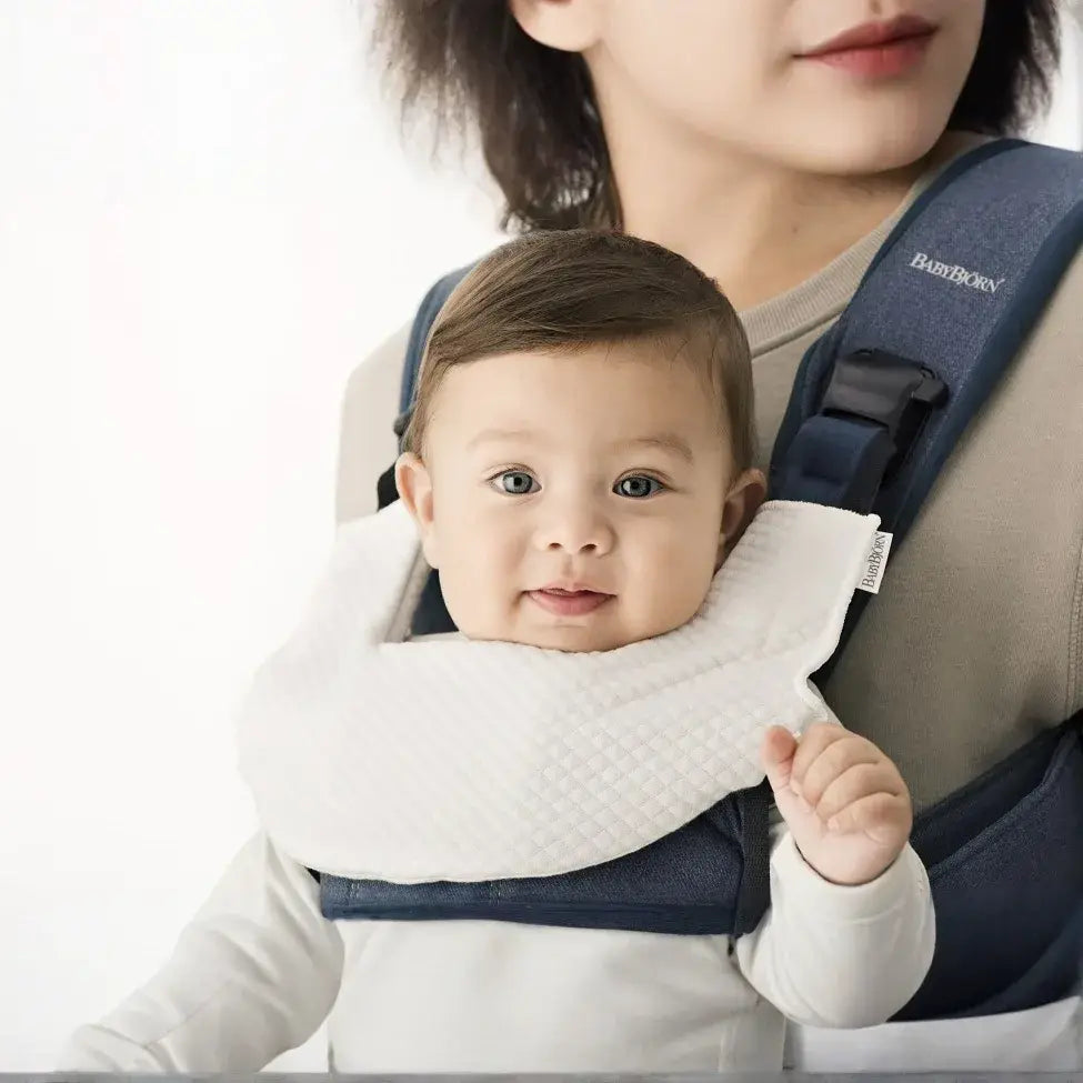 סינר למנשא ONE החדש Baby bjorn