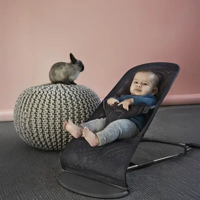 טרמפולינה לתינוק בליס אייר אפור כהה bliss mesh Baby bjorn