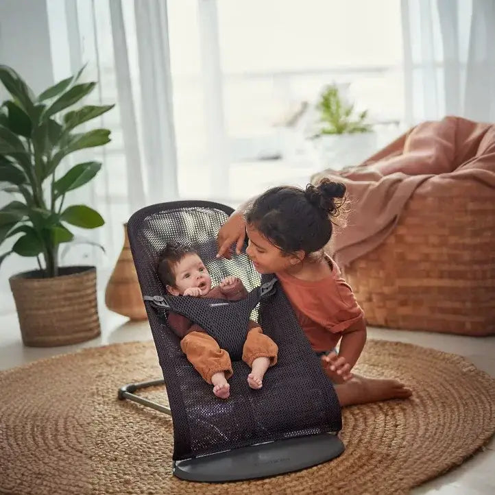 טרמפולינה לתינוק בליס אייר אפור כהה bliss mesh Baby bjorn
