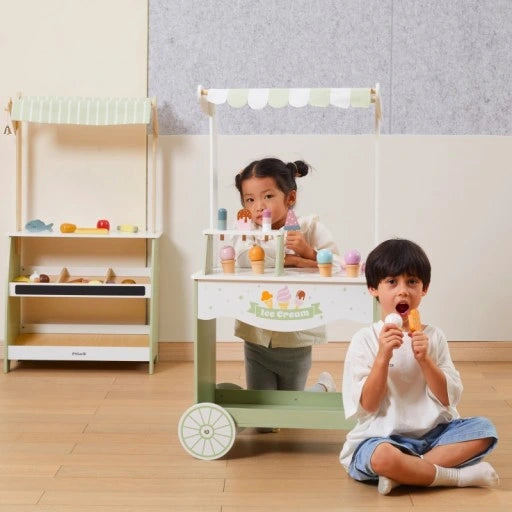 עגלת גלידה גדולה מעץ עם לוח גיר, גגון ושלל אביזרי משחק ויגה