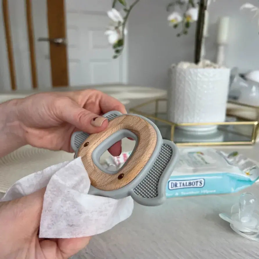 נשכן פיל טבעת עץ משולב סיליקון מבית Nuby - צבע אפור