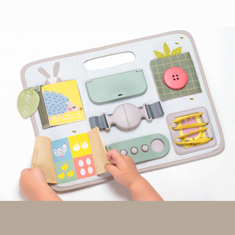 Taf toys טויז לוח פעילות עם אבזמים