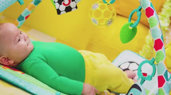 טען וידאו: משטח פעילות כדורגל Bright Starts - משחק התפתחות